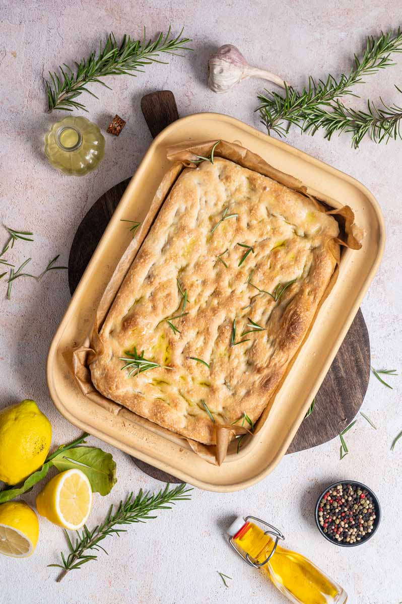 Selbst gebackene Focaccia mit Olivenöl, Rosmarin und typischen Fingermulden