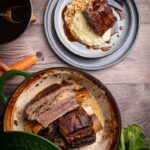 Cola Braised Short Ribs mit dunkler Jus und Zitronenrisotto als Beilage