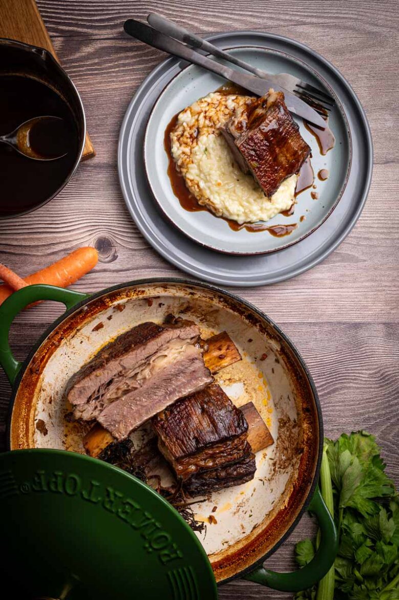 Cola Braised Short Ribs mit dunkler Jus und Zitronenrisotto als Beilage