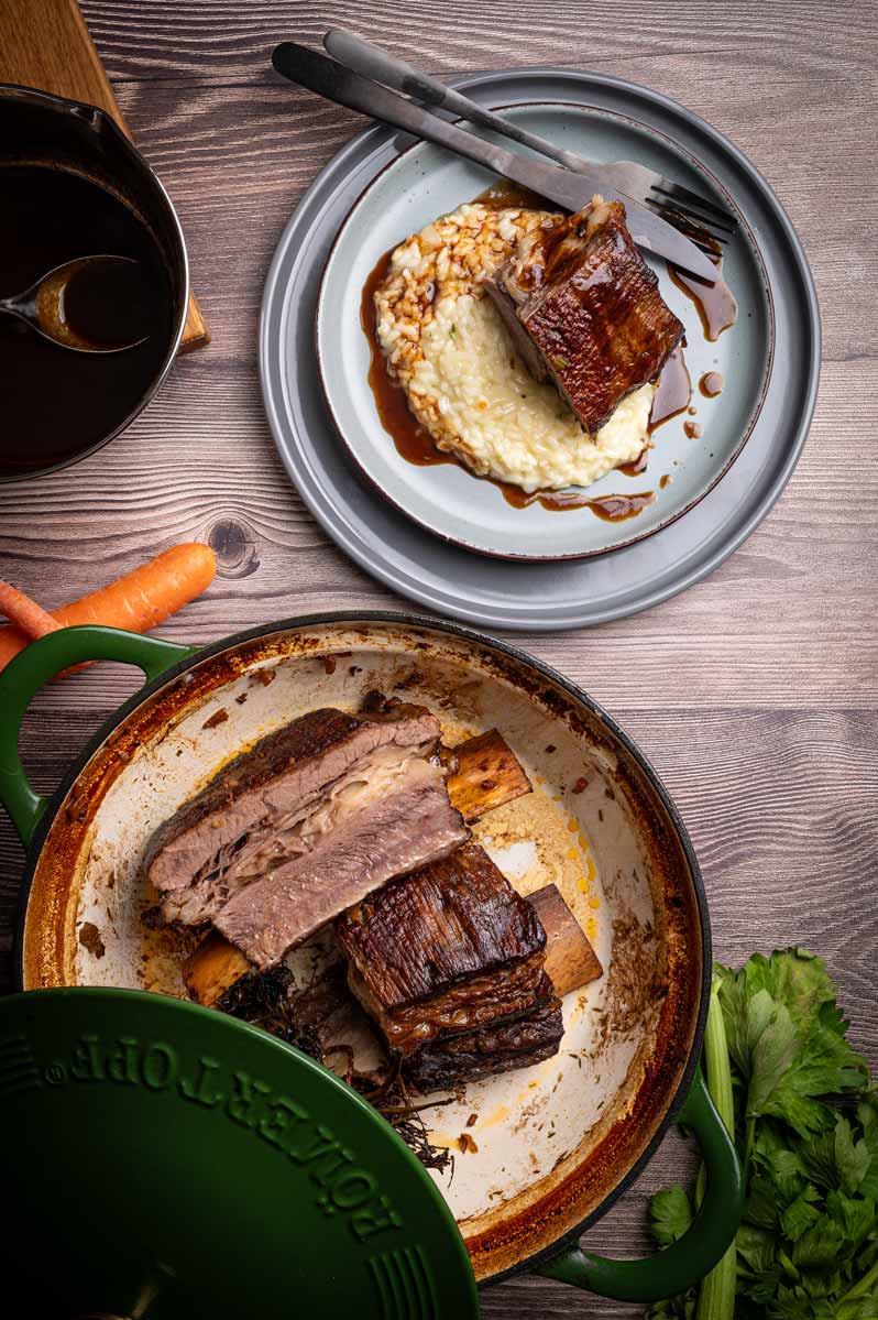 Cola Braised Short Ribs mit dunkler Jus und Zitronenrisotto als Beilage