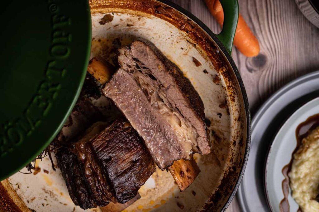 Zarte Rinderrippen mit Cola-Jus und cremigem Risotto angerichtet