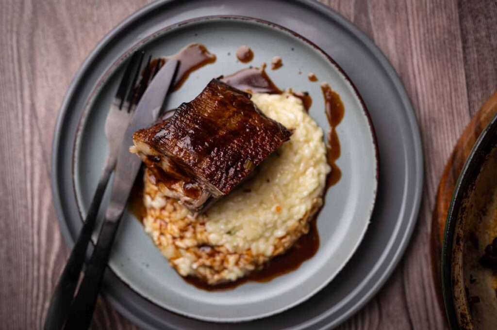 Butterzarte Short Ribs mit Cola-Jus und cremigem Zitronenrisotto